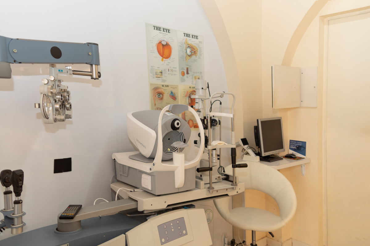 Sala d'exploraci&oacute; amb l'equip de tonometria i altres instruments optom&egrave;trics